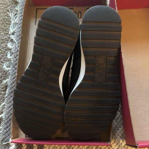 NIB $230 Munro Laurel Black Leather Sleek Slip On Sneakers women size 7 W - Picture 8 of 8